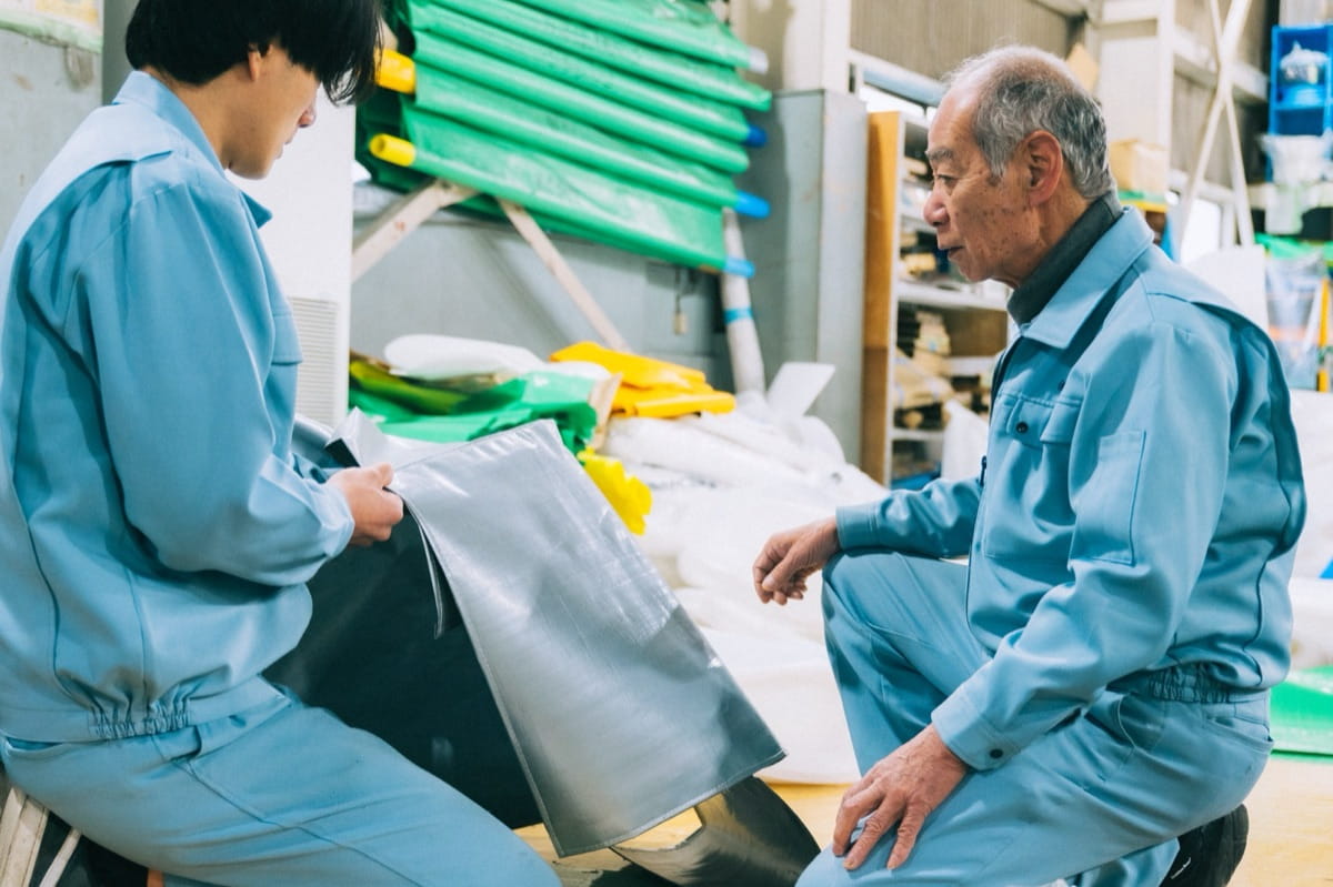 工場での製造作業の様子