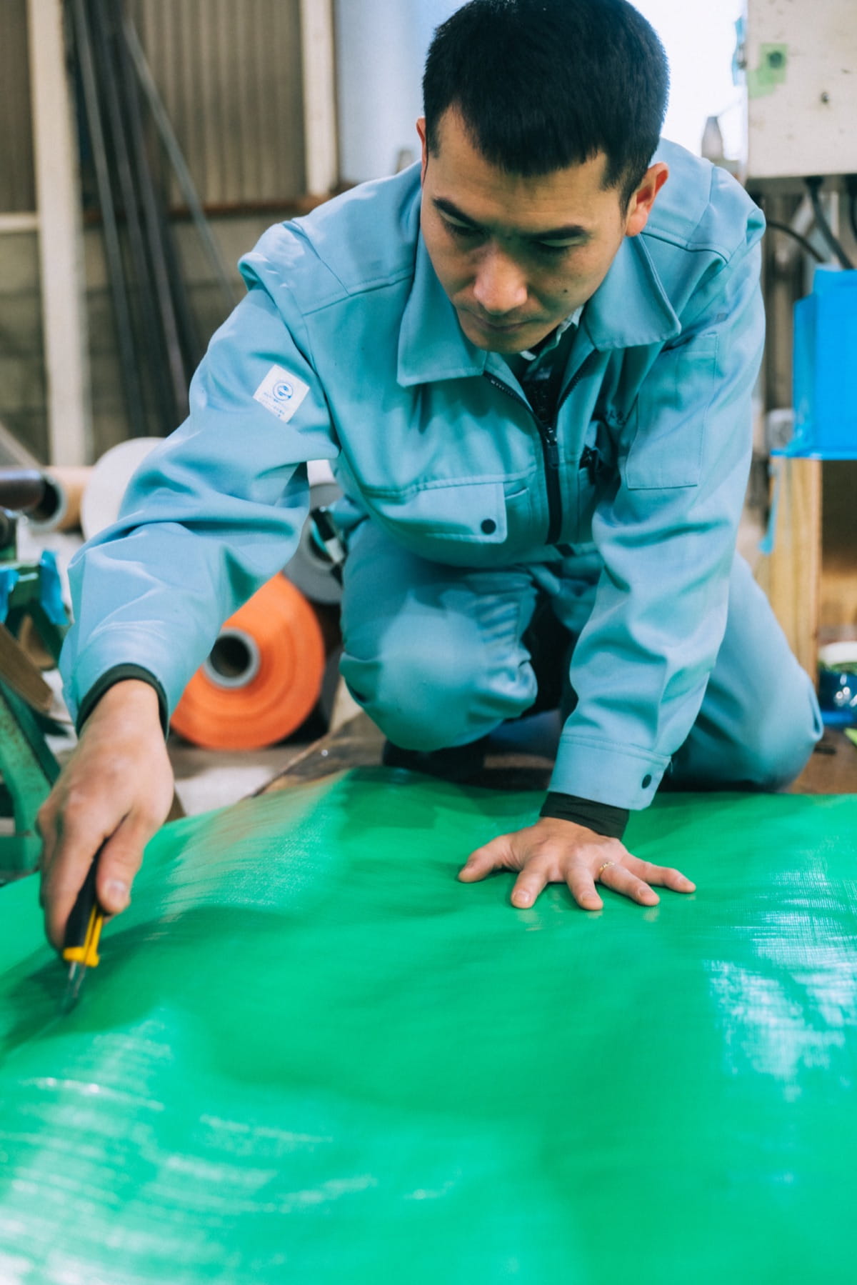 工場での手作業の様子